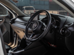 รถมือสอง MAZDA 2 ปี 2017 สีขาว